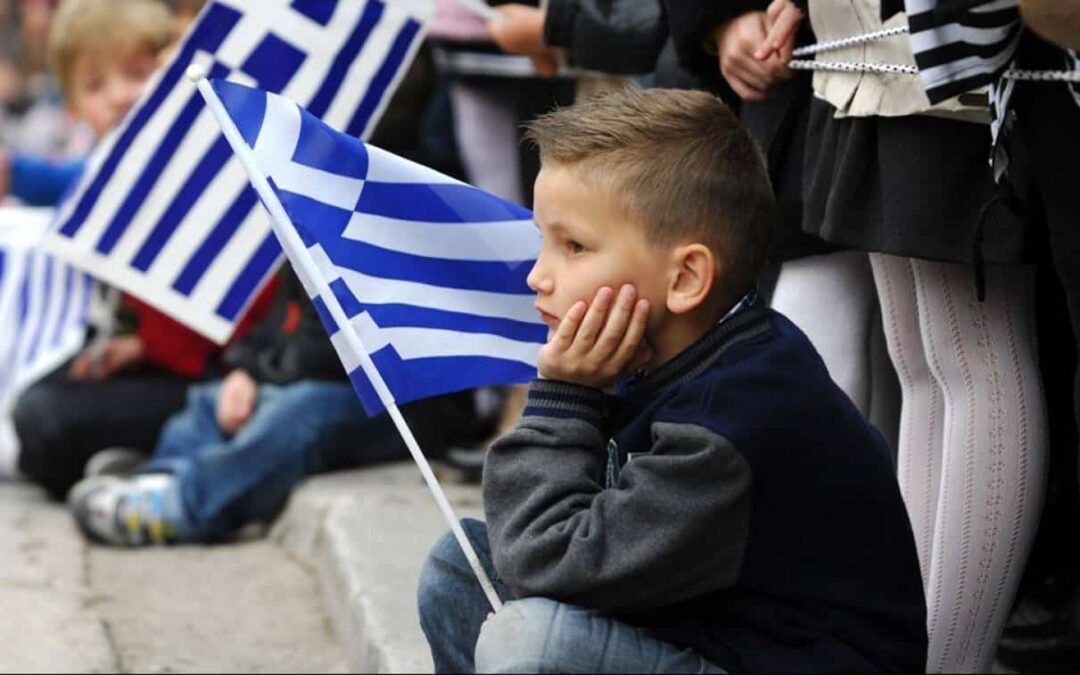 Αδειάζουν οι σχολικές τάξεις από παιδιά, αδειάζει και η κλεψύδρα μας ως έθνος