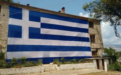 Βουλιαράτες Νεκροταφείο Ηρώων. Εδώ αναπαύονται μόνο ήρωες.