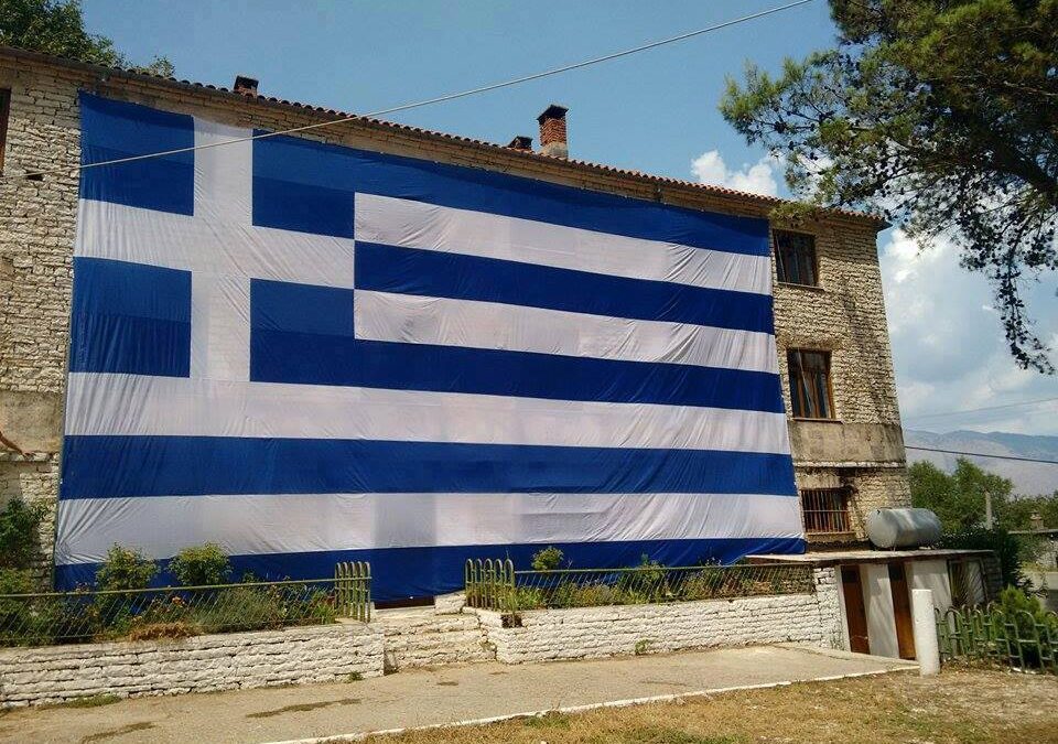 Βουλιαράτες Νεκροταφείο Ηρώων. Εδώ αναπαύονται μόνο ήρωες.